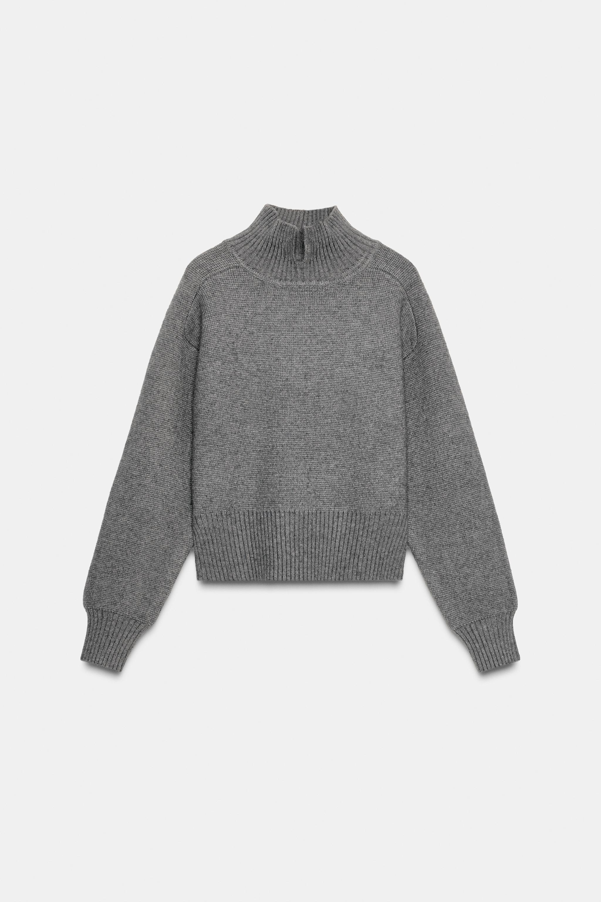 PULL EN MAILLE AVEC OUVERTURE AU COL